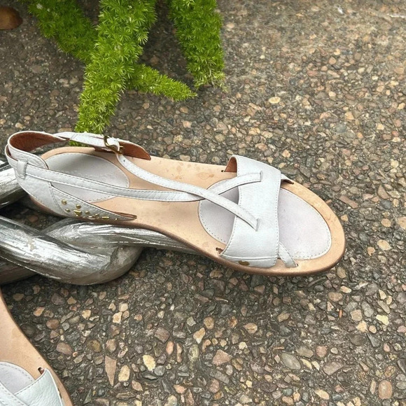 Gentle Souls White Leather Comfort Cross Strap Sandals - Picture 4 of 9